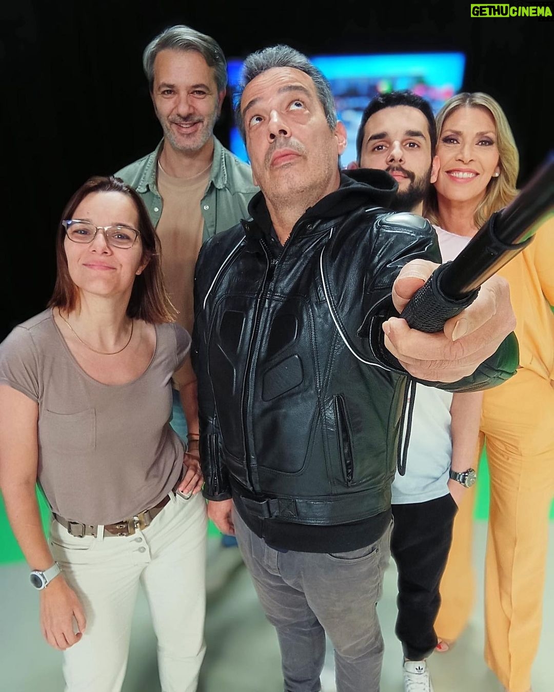 Clara de Sousa Instagram - Equipa de estúdio. Dia do trabalhador foi dia de trabalho. 😅 #anotherdayattheoffice com @clariff @ruisebastiao @andrevalentimpl e o Ricardo ☺️ Sic Sociedade Independente De Comunicação, SA