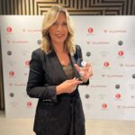 Clara de Sousa Instagram - Rodeada neste fim de tarde por algumas das 24 extraordinárias mulheres que se destacam nas suas áreas profissionais. Obrigada @executiva.pt por continuarem a apostar num prémio que reconhece e reforça a capacidade de afirmação no feminino, com competência, dedicação e paixão. Como ninguém é uma ilha este é, para mim, um prémio que só é possível com trabalho de equipa e com suporte familiar. E com a certeza de que amanhã conseguiremos fazer melhor do que hoje. 💪 #mulheresmaisinfluentes2022 #executivapt #premio #obrigada Rua Áurea