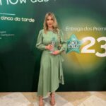 Clara de Sousa Instagram - Gratidão. É o que sinto ao receber mais um @premiocincoestrelas. Decisão do público, com escolha espontânea, dá um valor ainda mais especial a este prémio. Obrigada 🙏 💇‍♀️ @peedro__vaz 💄 @meandothers Teatro Politeama