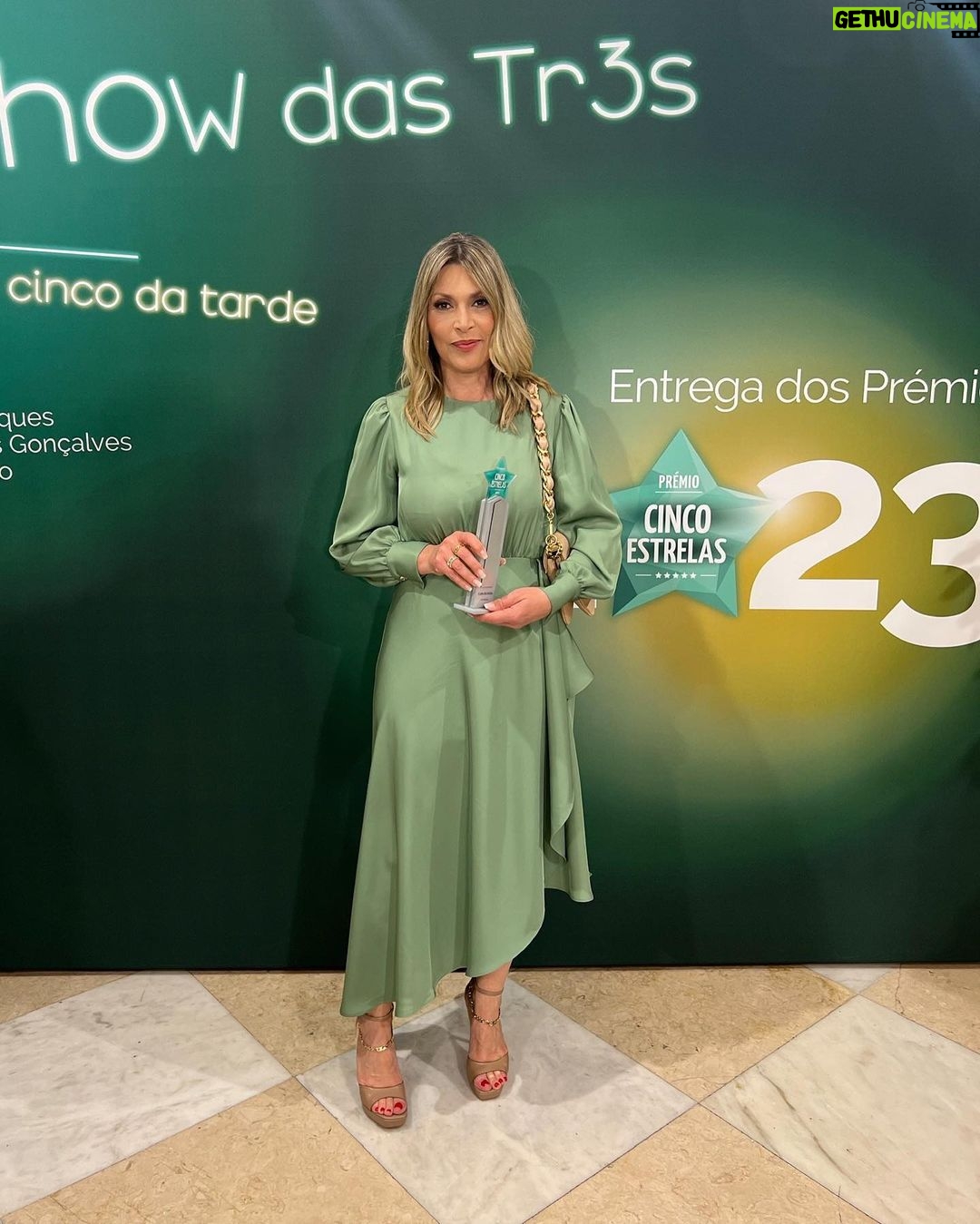 Clara de Sousa Instagram - Gratidão. É o que sinto ao receber mais um @premiocincoestrelas. Decisão do público, com escolha espontânea, dá um valor ainda mais especial a este prémio. Obrigada 🙏 💇♀️ @peedro__vaz 💄 @meandothers Teatro Politeama