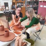 Clara de Sousa Instagram - A Célia não acreditava que ia acontecer, mas aconteceu. E ainda bem que nos encontrámos para o “É bom vivermos juntos” porque é uma mulher extraordinária e uma inspiração: fez mestrado e doutoramento de arquitectura em Oxford. Trabalhou com os “Arquitectos Sem Fronteiras”, na delegação do Reino Unido, um trabalho que a levou ao Nepal, Colômbia, África do Sul e Gana. Tornou-se investigadora, mas a cada ano aumentava a vontade de voltar às suas raízes. A cerâmica foi a grande responsável pela mudança. Hoje, em Montemor-o-Novo, faz cerâmica de autor na @celiamacedo_ceramics inspirada pela tradição e adaptada à vida moderna. É uma das poucas mulheres portuguesas a trabalhar na roda tradicional e gostava de abrir caminho a mais mulheres neste ofício. Parabéns Célia! Adorei conhecê-la! #ebomvivermosjuntos #celiamacedoceramics #sic #vidasqueinspiram Montemor-O-Novo