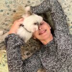 Clara de Sousa Instagram - Hoje vou à @casafeliz . Daqui a nada 😁 mas falando de felicidade, além de celebrar os 55 com saúde e energia e realização pessoal e profissional, tenho mais um motivo para sorrir com a família a crescer. Chama-se Lucky e eu sou uma sortuda por ele ter entrado na minha vida, assim, sem estar à espera. ❤️ #bighappyfamily #welcomelucky #bordercollie #bordercolliepuppy #bordercolliesofinstagram #catsanddogs