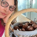 Clara de Sousa Instagram - Hoje é dia de Pão por Deus o que me traz belas memórias de infância. Todos os anos insisto em manter a tradição mesmo que a cesta não fique vazia. Não faz mal. Quem por aqui passar não sairá de mãos a abanar 🙌 “Dling dlong”. Tenho de ir! 😃 #paopordeus #umdenovembro