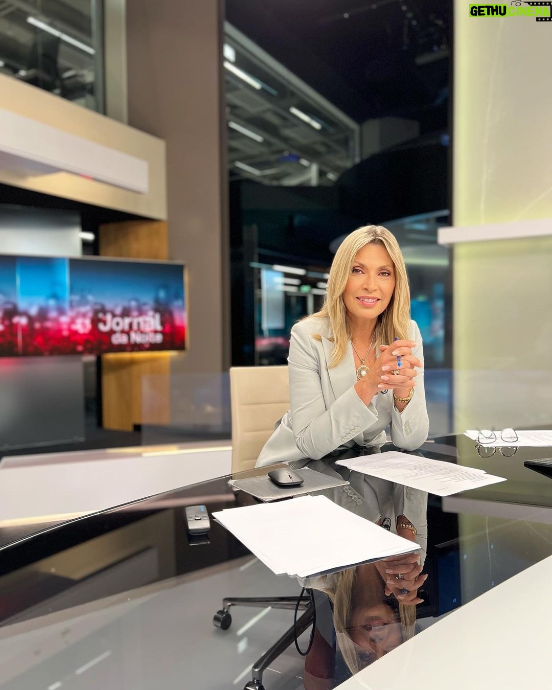 Clara de Sousa Instagram - Mais um dia de trabalho que chega ao fim. Até amanhã! Boa semana! @pipa.sevinatemakeup @iracema.machado.hair #jornaldanoite #sic Sic Sociedade Independente De Comunicação, SA