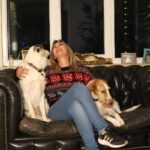 Clara de Sousa Instagram - Ainda venho a tempo de vos desejar um feliz Natal com dois dos meus pimpolhos de 4 patas. 🎅🏼🎄Tenham uma noite quentinha e feliz! ❤️ #feliznatal #lucky&mia #doggyxmas #bordercollie❤️podenga