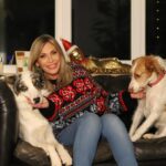 Clara de Sousa Instagram - Ainda venho a tempo de vos desejar um feliz Natal com dois dos meus pimpolhos de 4 patas. 🎅🏼🎄Tenham uma noite quentinha e feliz! ❤️ #feliznatal #lucky&mia #doggyxmas #bordercollie❤️podenga