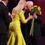 Clara de Sousa Instagram - Dois momentos únicos na Gala dos Globos de Ouro deste ano. A homenagem a Ruy de Carvalho que aos 96 anos disse o essencial: “Vivam a vida intensamente, façam como eu. Vivam, vivam, vivam!” E o Globo de Mérito e Excelência para @filipelaferia.oficial que agradeceu ao público e aos actores, emocionou-se ao falar da família e rematou com um apelo a Carlos Moedas: “Não deixe mais destruir teatros em Lisboa. Por favor!” São momentos como estes que fazem dos Globos de Ouro um espectáculo tão especial. Fotos @ruivalido #globosdeouro2023 #momentosdeemocao #sic