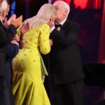 Clara de Sousa Instagram - Dois momentos únicos na Gala dos Globos de Ouro deste ano. A homenagem a Ruy de Carvalho que aos 96 anos disse o essencial: “Vivam a vida intensamente, façam como eu. Vivam, vivam, vivam!” E o Globo de Mérito e Excelência para @filipelaferia.oficial que agradeceu ao público e aos actores, emocionou-se ao falar da família e rematou com um apelo a Carlos Moedas: “Não deixe mais destruir teatros em Lisboa. Por favor!” São momentos como estes que fazem dos Globos de Ouro um espectáculo tão especial. Fotos @ruivalido #globosdeouro2023 #momentosdeemocao #sic