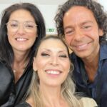 Clara de Sousa Instagram - Animação e amizade tornam tudo mais fácil neste dia intenso de preparação para a grande gala dos @globosdeouro.. Já só faltam 3 horas para começar a festa que vai ter momentos verdadeiramente únicos. Sei que vão adorar! Até já!!! 🌟 Com @elsa_martinho e @leonel_simoes_ #globosdeouro2022 #equipamaravilha #coliseudosrecreios #lisboa Coliseu dos Recreios