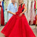 Clara de Sousa Instagram - Este vestido é lindo… e adoraria usá-lo um dia, mas não será o que vou usar no domingo nos @globosdeouro. Hoje estive com o @joao_rolo_couture para os últimos acertos no vestido com que irei pisar o palco do Coliseu dos Recreios de Lisboa. Obrigada João pela dedicação e disponibilidade que sempre tens, com esse enorme talento reconhecido aqui e além fronteiras. É um privilégio poder vestir mais uma das tuas criações. 🌟 #joaorolocouture #altacosturaportuguesa #globosdeouro2022 #sic #galadoano João Rôlo Couture