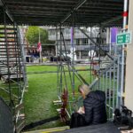 Clara de Sousa Instagram - Trabalha-se onde se pode na preparação para os directos frente à abadia, sob a estrutura montada para as televisões de todo mundo. Dias intensos em mais este momento da história. #funeralisabelii #londres Westminster Abbey