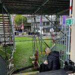 Clara de Sousa Instagram – Trabalha-se onde se pode na preparação para os directos frente à abadia, sob a estrutura montada para as televisões de todo mundo. 
Dias intensos em mais este momento da história. 
#funeralisabelii #londres Westminster Abbey