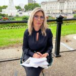 Clara de Sousa Instagram - Já há uma pequena multidão nas ruas que dão acesso ao Palácio de Buckingham. Milhares de pessoas concentram-se para a chegada - dentro de cerca de 8 horas - da urna com os restos mortais da Rainha Isabel II. Estamos prontos. #funeralisabelii #londres #palaciodebuckingham #sic Buckingham Palace, London