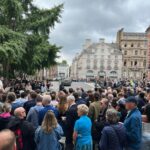 Clara de Sousa Instagram – Milhares nas ruas aguardam pela saída do já proclamado Carlos III do palácio de saint James. 
#reinounido #charlesIII #proclamacao #sic Londres