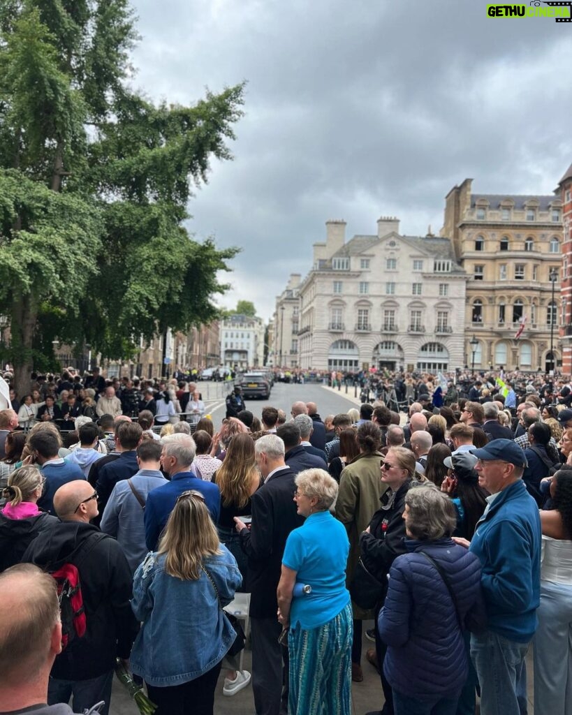 Clara de Sousa Instagram - Milhares nas ruas aguardam pela saída do já proclamado Carlos III do palácio de saint James. #reinounido #charlesIII #proclamacao #sic Londres