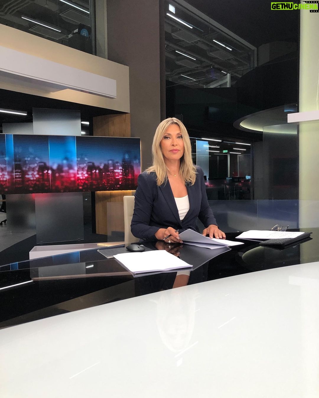 Clara de Sousa Instagram - De regresso a este grande estúdio para fazer o que mais gosto. Feito! Até amanhã! ⬇️ 💄@pipa.sevinatemakeup 💇♀️ @hairstylist.ginadias #deregressoaotrabalho #jornaldanoitesic #jornalismo #informacaosic Sic Sociedade Independente De Comunicação, SA