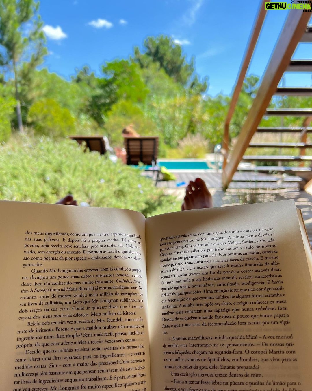 Clara de Sousa Instagram - Dolce fare niente. Leituras “deliciosas” entre o campo 🌿 e o mar. ⛱ Férias. #saberparar #descansototal #ferias2022 #feriasemportugal #📖acozinhainglesademisseliza📚