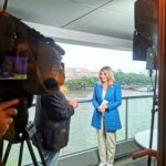 Clara de Sousa Instagram - Quase a fechar a cobertura do Jubileu de Platina de Isabel II. No último dos 4 dias o frio instalou-se e aperta. Nota-se. 😆 A @carolinapatrocinio apanhou-me toda encolhida à espera de entrar em directo há pouco, às 7 da tarde 🥶com o Reinaldo Serrano. 😁 #jubileu #platinumjubilee #taumfriodanado Londres