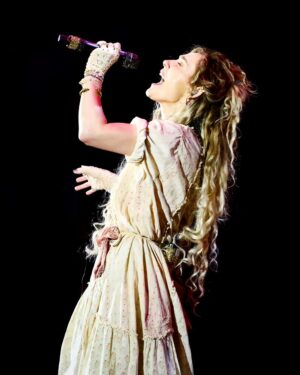 Clare Bowen Instagram - My best impression of all the animals when we got home last night.. 🐺📯✨ 

Thank you to everyone who made the #NashvilleReunionTour so magical. We miss you all already and will be sure to do something about it shortly. ♥️✨

📷 @christiegoodwin 
👗 @magnoliapearlclothing 

#clarebowen #bowenyoung #magnoliapearl #nashvillereuniontour #nashville #howler #iwailmyheadoffthereforeiam