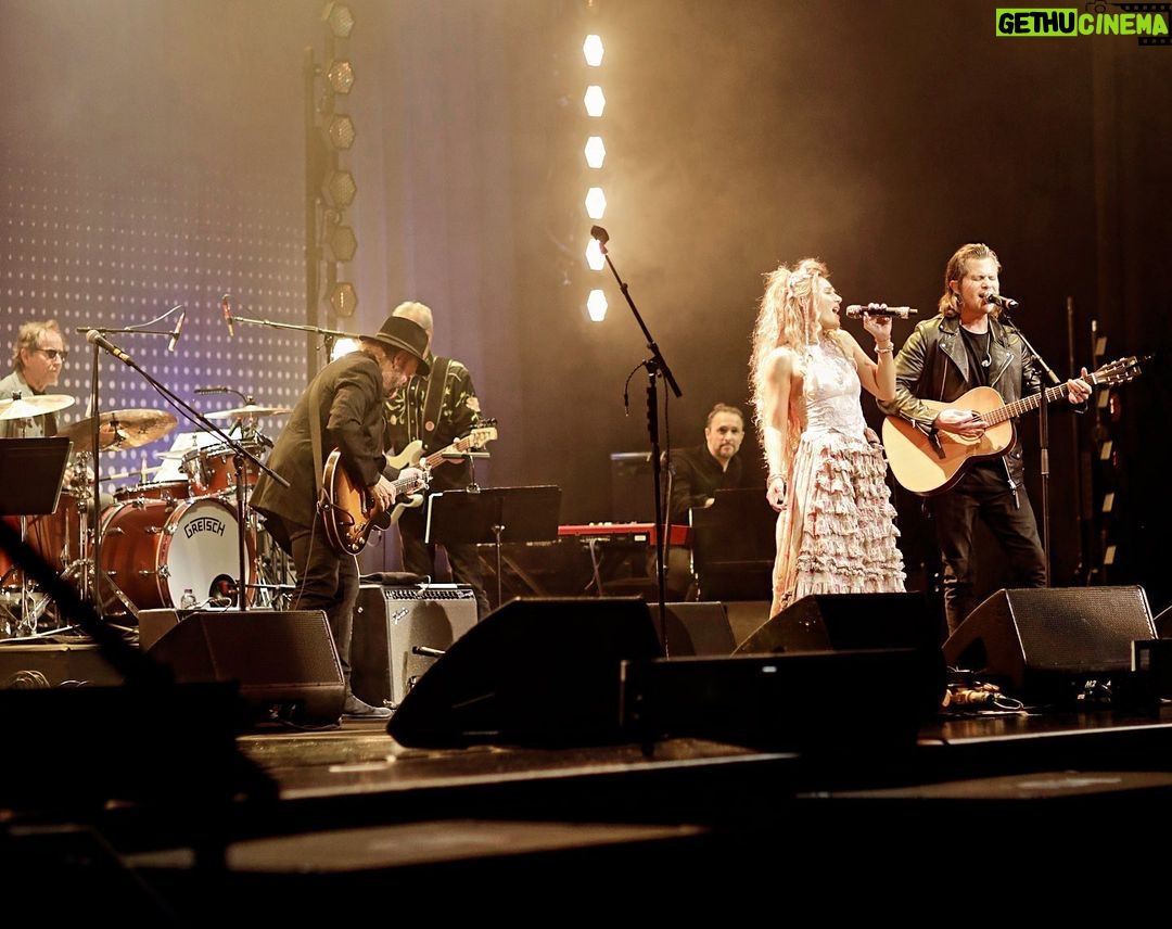 Clare Bowen - 1.1K Likes - ♥️LONDON!♥️ We’re coming at you TONIGHT & TOMORROW for the #NashvilleReunionTour at @eventimapollo! 🌪️💕✨ Tomorrow’s show is sold out, but we have a few tickets left for tonight, and we can’t wait to play our new single WATER TO WINE for you, plus all the NASHVILLE songs you know and love! 🤍✨ Visit nashvillereuniontour.com to snap the last tickets up before they’re gone! 🥳✨
📷 @timothyjamesbowen
#nashville #americana #country #rock #clarebowen #brandonrobertyoung #bowenyoung #jonathanjackson #charlesesten #sampalladio #colinlinden #london #tourlife #watertowine #love