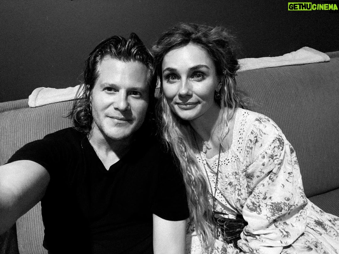 Clare Bowen Instagram - ❤️ATLANTA!❤️ See you TONIGHT at @centerstageatl with @sean_mcconnell and the circus! 🎪✨ Tonight is the second last show of this run and we’re not ready for it to end dangit. 🚌💕✨ Link in bio to join the fun! 🖤✨ #altanta #georgia #vinyl #seanmcconnell #brandonrobertyoung #clarebowen #tourlife #americana #nashville #duo #livemusic Center Stage - The Loft - Vinyl