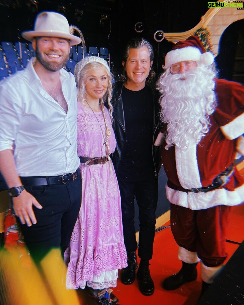 Clare Bowen Instagram - Merry Christmas, everyone!! 💖🎉🎄✨ Sidney Myer Music Bowl