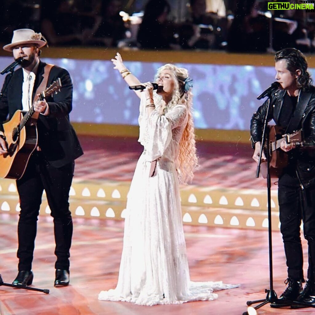 Clare Bowen Instagram - Dearest @carolsbycandlelight_aus, thank you so much for having us, and for a gorgeous night filled to the brim with love. It was an honour to be there, get to stand alongside so many incredible artists, the wonderful hosts, and have the most magical audience singing along with us at the top of their lungs. 🩵✨ It was unforgettable. Big love, happy holidays, and a very merry Christmas to all. 🕯️💕✨ 🧵 @harlowlovesdaisyofficial @magnoliapearlclothing @allsaints @tarnavskayastudio 🤍🫧 #christmas #carolsbycandlelight #visionaustralia #channel9 #timothyjamesbowen #bowenyoung #clarebowen #brandonrobertyoung #americana #happychristmas #family #love #peace #harlowlovesdaisy #magnoliapearl Sidney Myer Music Bowl