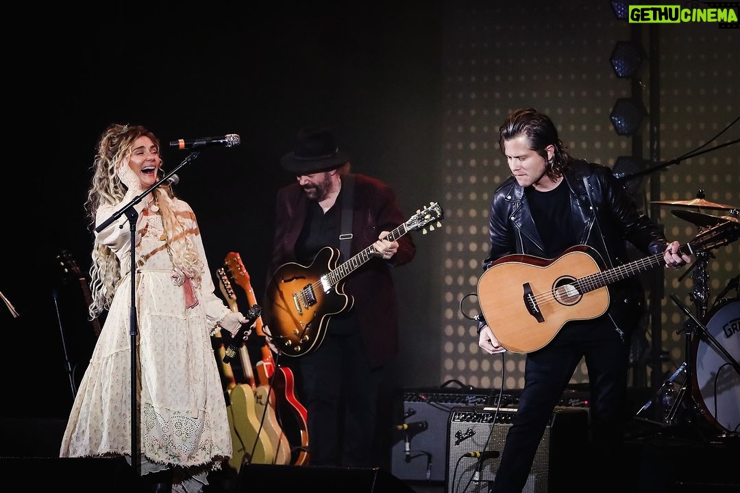 Clare Bowen Instagram - ✨🌈AUSTRALIA🌈✨ How is it December already? (Rude.) Also - tickets for our intimate acoustic tour in January with @timothyjamesbowen and @imogenclarkmusic are going like ⚡️LIGHTNING⚡️ Thank you for diving on them so fast! Which city do we get to see you in? 🩵 If you don’t have your tickets yet, don’t faff about - link’s in our bio! 🌸✨ 📷 @christiegoodwin #bowenyoung #clarebowen #brandonrobertyoung #imogenclark #timothyjamesbowen #americana #countrymusic #acoustictour #storytelling #australia #livemusic #magnoliapearl #allsaints #takamine #nashville #songwriters Australia