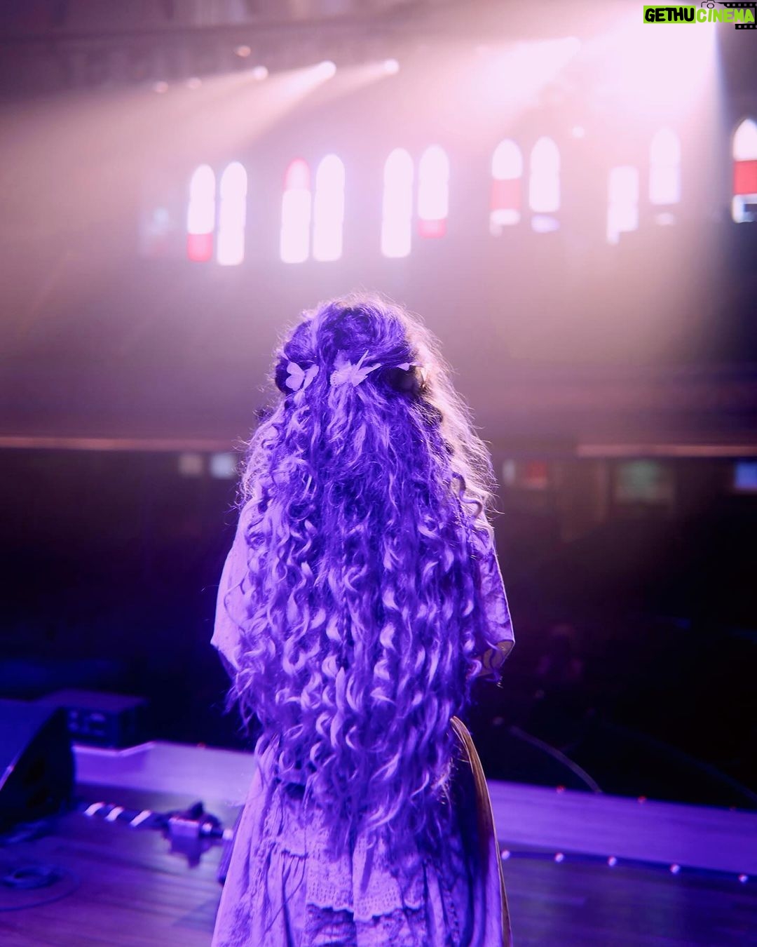 Clare Bowen Instagram - #tbt.. Soundcheck at the @theryman for the #NashvilleReunionTour *:・゚✧*:・゚✧ Were you there? What’s your favourite memory? Ours is you. ♡ 📷 @timothyjamesbowen #nashville #ryman #livemusic #bowenyoung #clarebowen #brandonrobertyoung #americana #countrymusic #rymanauditorium #memory Ryman Auditorium