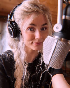 Clare Bowen Instagram - Squeezing every last moment out of 2023 in Nashville. 🩵 See you soon, Australia. 🥹💕✨ Can you guess what we’re recording? 🤭✨

#newmusic #cover #acoustic #us #bowenyoung #clarebowen #brandonrobertyoung #americana #countrymusic #nashville #australia #recordingstudio #love #surprise #tour