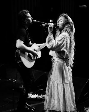 Clare Bowen Instagram - ✨♥️ AUSTRALIA! ♥️✨ WE’RE COMING HOME! ⭐️✨ We’ll announce tour dates next week, and CANNOT WAIT to see you! 🦘💕✨ Subscribe to our newsletter for updates on shows, new music and more!  This is gunna be a special one. ⭐️✨ Subscribe link in bio✨ 

📷 @christiegoodwin 

#australia #bowenyoungtour #tour #auatraliantour #menatwork #downunder #americana #songwriters #ontheroadagain #clarebowen #brandonrobertyoung