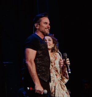 Clare Bowen Instagram - ☺️🤍✨

📷 @timothyjamesbowen 
👗 @magnoliapearlclothing 

#NashvilleReunionTour #nashville #ryman #deacon #scarlett #clarebowen #charlesesten #countrymusic #americana #family #friendofmine #livemusic #tbt