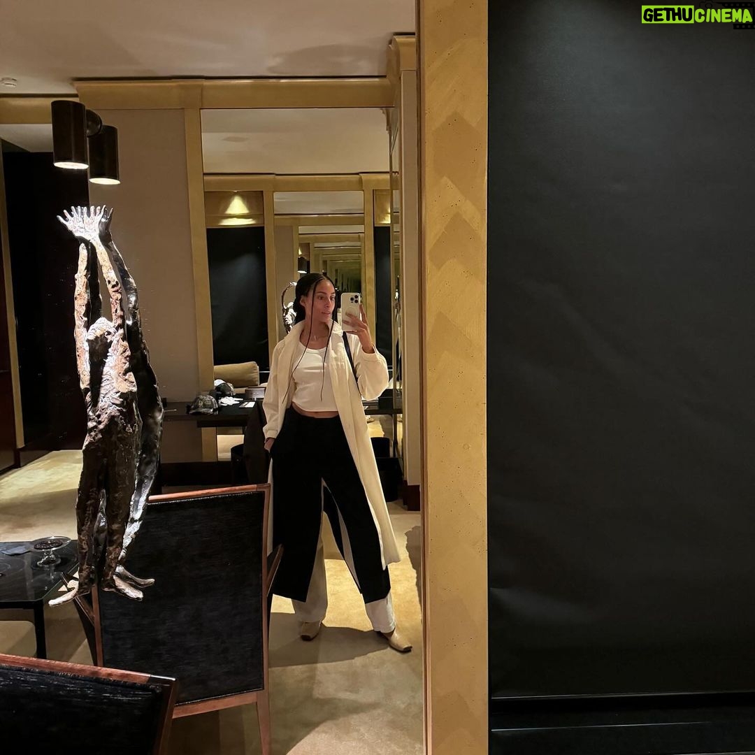 Clark Backo Instagram - 40 hours in Paris begs la question: bonnet ou béret?