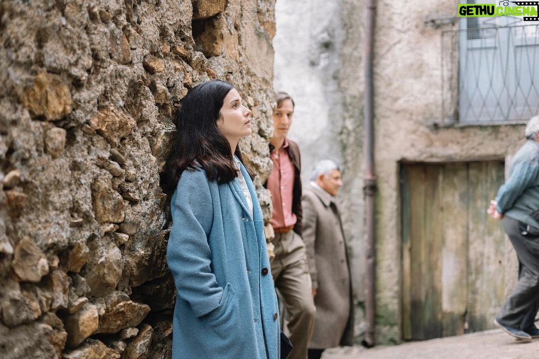 Claudia Gusmano - 1.1K Likes - Stasera ci sarà la prima del film Primadonna di Marta Savina al BFI di Londra e anche io vedrò Lia per la prima volta. Credo nella forza della condivisione e dell’amore, diteci tanta merda e mandateci pensieri bellissimi se potete. Siamo sold out ❤️Prodotto da @caprientertainment coproduzione con la Francia #MedsetFilm, in associazione con @tenderstories_ _ in collaborazione con @rai_cinema , @visionfilmdistribution , @skyitalia e uscirà prossimamente al cinema distribuito da @europictures_ _. @themartasav @virgivalsecchi @britishfilminstitute @fabrizioferracane @manuela_ventura @dario_el_hombre @fra_colella @thony_fothony @francesco_giulio_cerilli @paolo_pierobonofficial @maziarfirouzi @ivangiambi @gaetano_aronicaactor @gioe_mario @maxilsanto @claudio.zappala ph @_giuliafassina ❤️