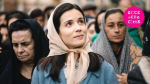 Claudia Gusmano Instagram - Con un sacco di gioia dopo il BFI di Londra, "Primadonna" di Marta Savina sarà in concorso a Roma ad @alicenellacitta - sezione Panorama Italia. 

Prodotto da @caprientertainment in coproduzione con la Francia #MedsetFilm, in associazione con @tenderstories_ _ in collaborazione con Rai cinema , @visionfilmdistribution ,Sky e uscirà prossimamente al cinema distribuito da @europictures_ _ . Ph @_giuliafassina . Le prevendite per il festival si aprono il 10 Ottobre. Se vi fa piacere esserci, vi aspetto ❤️