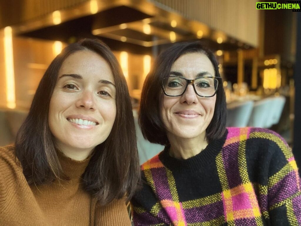 Claudia Gusmano Instagram - Guarda che fanno le stelle @silviazucca_autrice ❤️🍀 #guidastrologicapercuorinfranti Milano, Italy