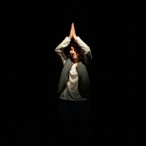 Claudia Gusmano Instagram - “Mozza” di e con Claudia Gusmano, Maggio 2022 Officina Pasolini, Roma. Foto di Umberto Poto - Meta Studio per Officina Pasolini #quellebraveragazze