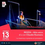 Claudia Gusmano Instagram - Ci siamo! Giorno 13 Maggio alle 21 andrò in scena con il mio monologo “Mozza” nel Teatro Eduardo De Filippo presso @officinapasolini . L’ingresso sarà gratuito ma è necessario prenotare tramite il link che trovate in BIO. Lo spettacolo racconta la storia di una giovane donna in mare sulla prua di un peschereccio che è lì da tempo e per scelta. Mozza è una donna in mezzo a tanti uomini che fanno il mestiere del marinaio, molto legata a suo nonno. Con la sua morte il destino di Mozza si palesa rapidamente e c’è una sola cura:” Mozza a mare deve stare “. Il suo peschereccio, dotato di un campanaccio da suonare in caso d’ emergenza, manca di una parte fondamentale: il timone. Escludendo categoricamente la richiesta di aiuto, non c’è più nulla che dipenda dalla sua volontà, né tornare né proseguire, almeno in apparenza. Di e con Claudia Gusmano Aiuto regia Maria Stella Taccone Musiche Ermanno Dodaro Disegno luci Michelangelo Vitullo Evento in live streaming sul profilo Facebook di Officina Pasolini e con accesso limitato in presenza previa prenotazione (Teatro Eduardo De Filippo – Viale Antonino di San Giuliano 782/angolo Via Mario Toscano). Vi aspettiamo a braccia aperte ❤️ #quellebraveragazze #officinapasolini #mozza #teatro