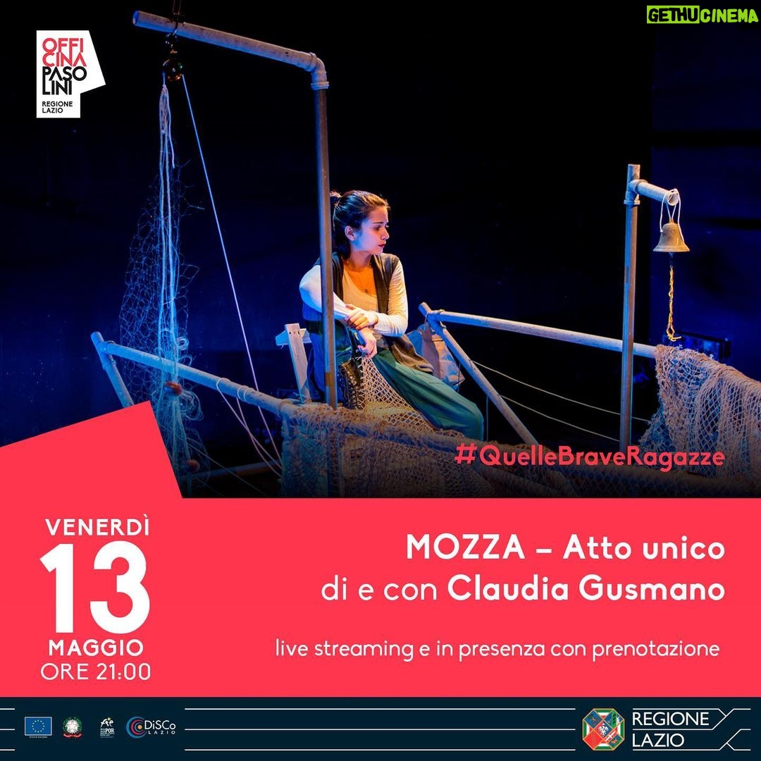 Claudia Gusmano Instagram - Ci siamo! Giorno 13 Maggio alle 21 andrò in scena con il mio monologo “Mozza” nel Teatro Eduardo De Filippo presso @officinapasolini . L’ingresso sarà gratuito ma è necessario prenotare tramite il link che trovate in BIO. Lo spettacolo racconta la storia di una giovane donna in mare sulla prua di un peschereccio che è lì da tempo e per scelta. Mozza è una donna in mezzo a tanti uomini che fanno il mestiere del marinaio, molto legata a suo nonno. Con la sua morte il destino di Mozza si palesa rapidamente e c’è una sola cura:” Mozza a mare deve stare “. Il suo peschereccio, dotato di un campanaccio da suonare in caso d’ emergenza, manca di una parte fondamentale: il timone. Escludendo categoricamente la richiesta di aiuto, non c’è più nulla che dipenda dalla sua volontà, né tornare né proseguire, almeno in apparenza. Di e con Claudia Gusmano Aiuto regia Maria Stella Taccone Musiche Ermanno Dodaro Disegno luci Michelangelo Vitullo Evento in live streaming sul profilo Facebook di Officina Pasolini e con accesso limitato in presenza previa prenotazione (Teatro Eduardo De Filippo – Viale Antonino di San Giuliano 782/angolo Via Mario Toscano). Vi aspettiamo a braccia aperte ❤️ #quellebraveragazze #officinapasolini #mozza #teatro