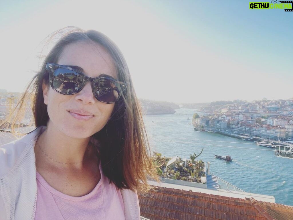 Claudia Gusmano Instagram - Quando fai la tua prima vacanza da sola, scopri che sei felice e allora decidi di farti una foto da sola… no anzi due ❤😂 Porto, Portugal