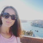 Claudia Gusmano Instagram – Quando fai la tua prima vacanza da sola, scopri che sei felice e allora decidi di farti una foto da sola… no anzi due ❤️😂 Porto, Portugal