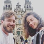 Claudia Gusmano Instagram – “Il 70% delle persone che fa il cammino  di Santiago ha il cuore spezzato, il 10 %  ha paura del giudizio, il 20 % vuole superare le proprie paure e serve tantissimo”. Me l’ha detto Matteo che viaggiava da un mese, che mi ha abbracciata fortissimo e io gli credo. 
È stata una delle esperienze più belle e intense della mia vita. Sono senza parole, finalmente ❤️
Grazie a mio fratello, ti voglio bene. Santiago de Compostela Cathedral