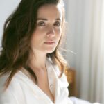Claudia Gusmano Instagram - Seminario di recitazione a cura di CLAUDIA GUSMANO -LA SEMPLICITA' E' UN GRANDE LAVORO SULLA COMPLESSITA' - 7-8-9 Agosto, Marsala Al @ilcircolettolibri_marsala ❤️ Dalle h 20.30 alle h 23.30 Fare l'attrice è stata la mia salvezza, mi ha permesso di trovare una strada all'emotività trasformando le insicurezze in forza. Niente più muri nella testa che mi facessero demordere dal sentire che potevo lavorare bene se partivo da me. Recitare ha così smesso negli anni di essere un esercizio di suoni e movimenti per diventare un grande lavoro sulla verità, sulle emozioni, sulle contraddizioni, sulla complessità, sui sentimenti. Fingere di essere un personaggio non ti permetterà mai di prenderlo per mano davvero ma soprattutto FINGERE non è mai la strada giusta per sentirsi liberi. Puoi essere unico solo lavorando con la tua unicità di essere umano. Una volta una persona a me cara mi disse che "la semplicità è un grande lavoro sulla complessità" e che tutto quello che sembra facile in realtà ha dietro un intenso e costante studio. Quello che voglio offrire con questo seminario è la possibilità di confronto con un metodo che ti permetterà di capire come poter tirar fuori il meglio di te con qualsiasi personaggio e su qualsiasi palco. 7-8-9 Agosto, Marsala Al @ilcircolettolibri_marsala corso Giovanni Amendola 54, 91025 Marsala Per info contattatemi in pvt o scrivete alla mail cla_gus@yahoo.it Oppure chiamare al numero 329 3868418 @_alessia__angileri_ O il Circoletto al numero +39 333 7700375 IL SEMINARIO E' APERTO A TUTTI NON CI SONO LIMITI D'ETA' e/o di ESPERIENZA Scadenza iscrizioni 26 Luglio