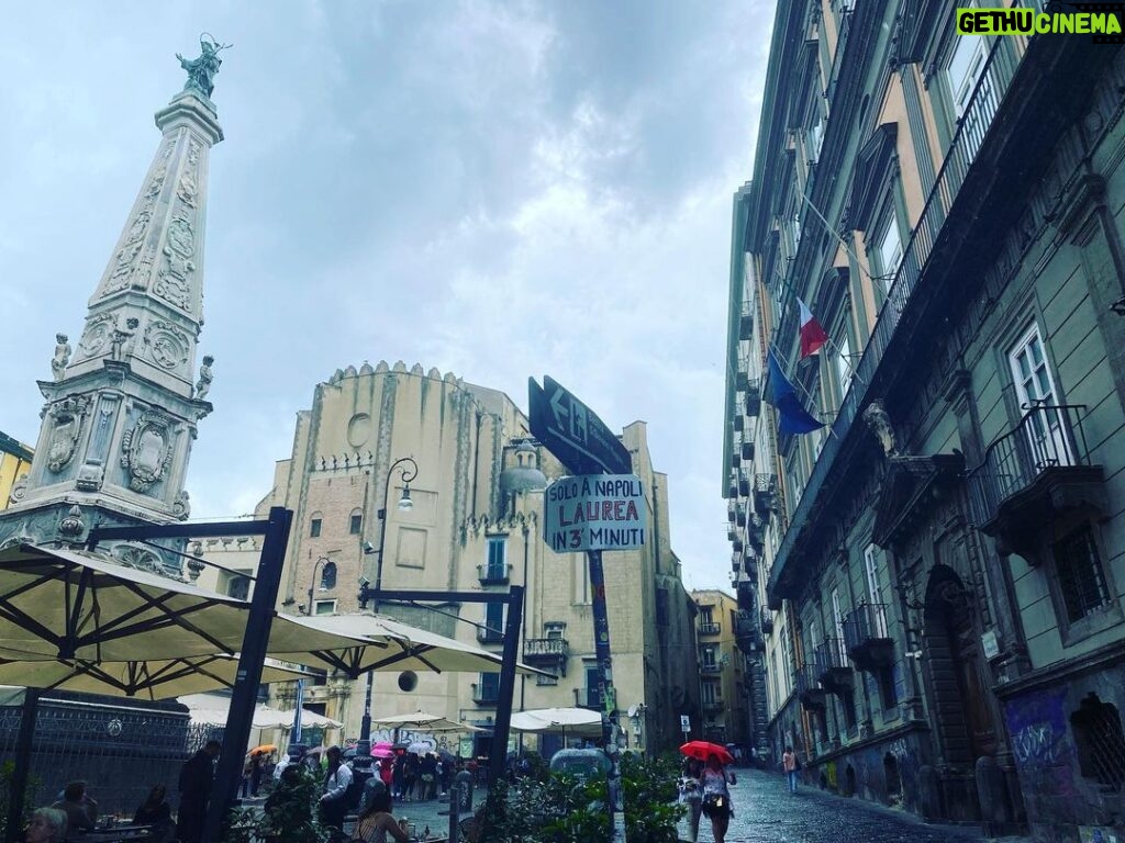 Claudia Gusmano Instagram - Vedi Napoli e ti laurei ☀️