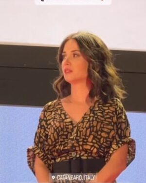 Claudia Gusmano Instagram - Mi è successo questo. Non riesco più a sentire le cose e a non tirarle fuori, escono da sole, prepotenti, forti, preziose. Sono felice. Grazie al @magnagraeciafilmfestival , grazie a tutta la giuria. Mi avete fatto sentire bella. 
❤️
#primadonnafilm #martasavina #caprientertainment #virginiavalsecchi