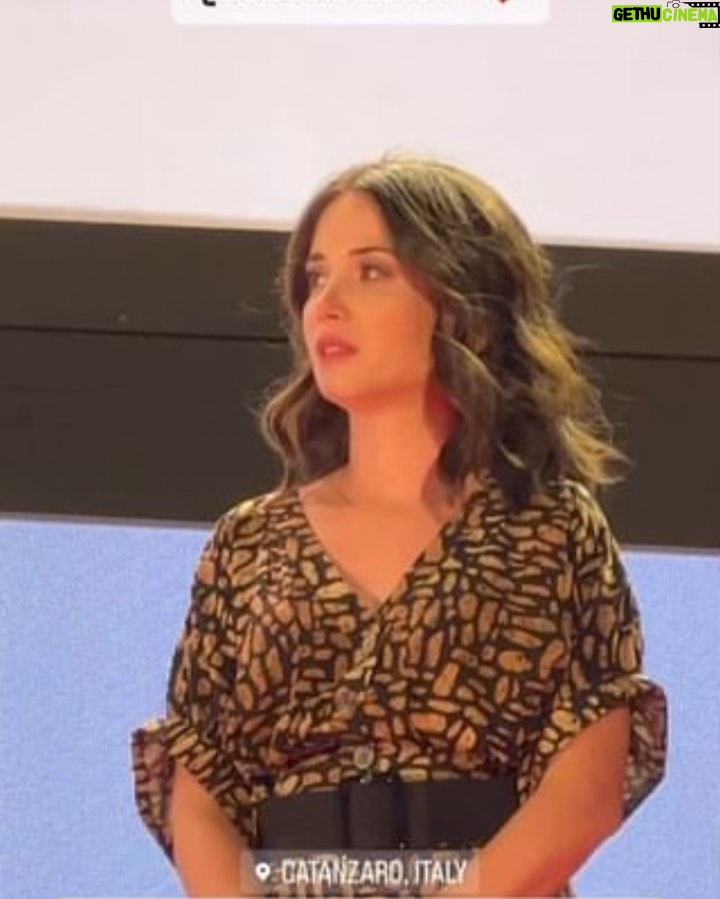 Claudia Gusmano - 2K Likes - Mi è successo questo. Non riesco più a sentire le cose e a non tirarle fuori, escono da sole, prepotenti, forti, preziose. Sono felice. Grazie al @magnagraeciafilmfestival , grazie a tutta la giuria. Mi avete fatto sentire bella.
❤️
#primadonnafilm #martasavina #caprientertainment #virginiavalsecchi