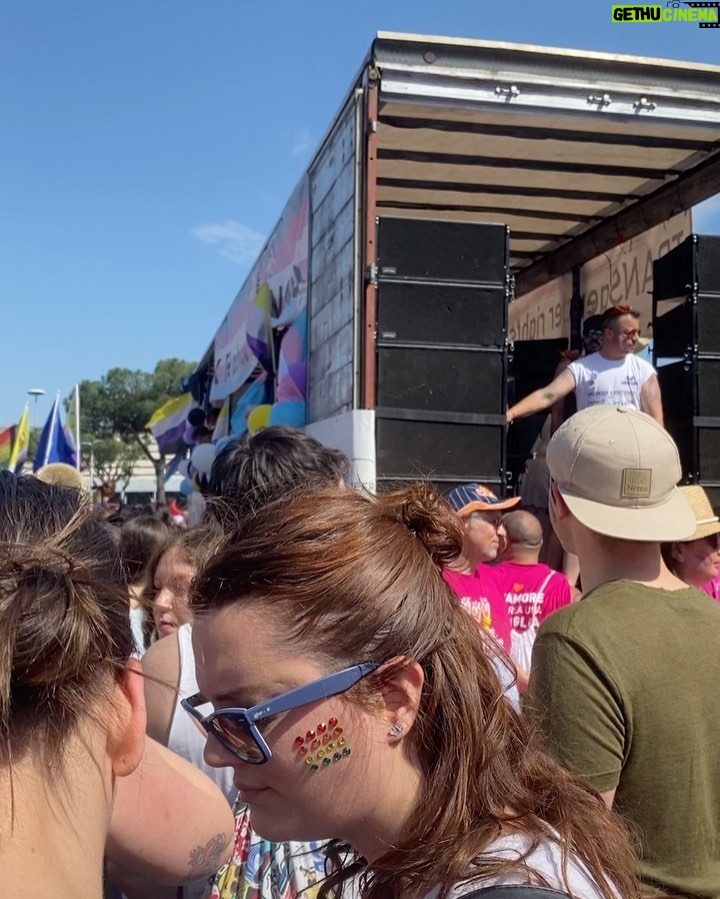 Claudia Gusmano Instagram - L’amore e i diritti devono essere uguali per tutti! ❤️ è stato bellissimo esserci. #gaypride #roma #famigliearcobaleno