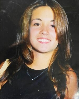 Claudia Gusmano Instagram - Diteglielo  che siete importanti, che dovete essere generosi con voi stessi, che amarsi è complicato  ma nessuno ti spiegherà mai  come si fa. Diteglielo che meritate il tempo e l’amore vero, che meritate di brillare e circondarvi di luce, che potete cantarlo alla vita che volete tutto senza ascoltare chi vi dice che state chiedendo troppo. Diteglielo al ragazzo che c’è dentro di voi che la guerra a cui ti preparano non servirà a niente, che può mollare la presa, riposarsi, che può perdonarsi, che può perdonare, che la vita farà sempre come cazzo gli pare e tu devi solo abbracciarti e dirti che ci sei per te. Tu per te ci sei e sei al sicuro.