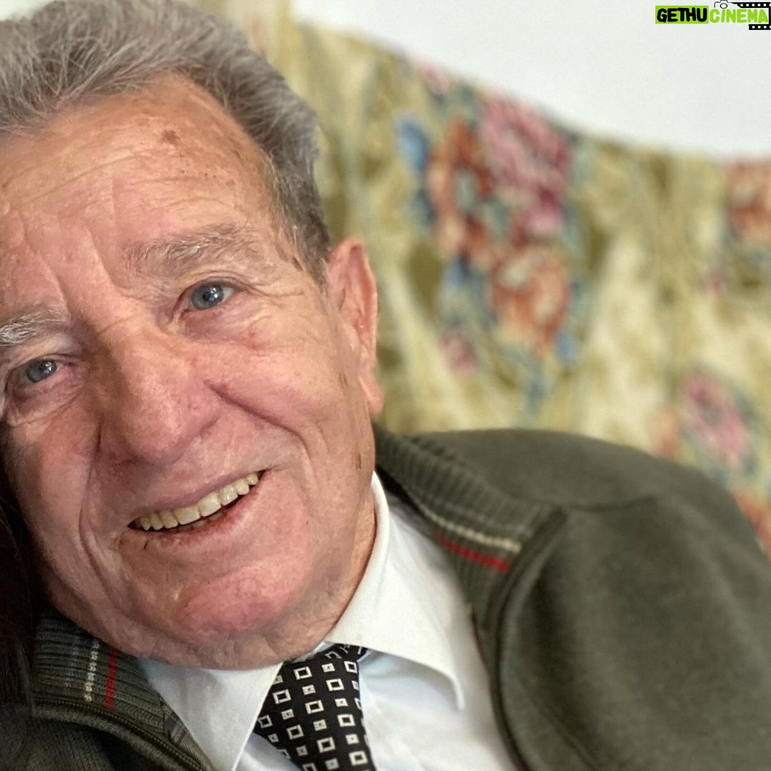 Claudia Gusmano - 1.8K Likes - “Non avere paura dei sogni, i sogni sono carezze”❤️
Ciao nonno mio, mancherai immensamente.
