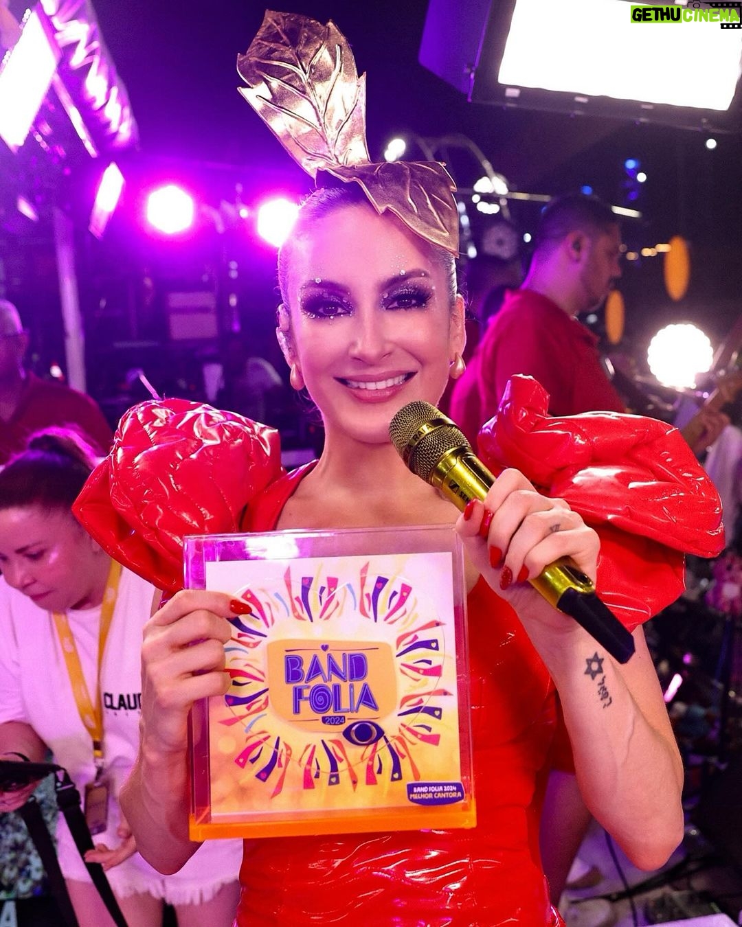 Claudia Leitte Instagram - Ganhamos o troféu de melhor cantora! ❤️❤️❤️❤️❤️❤️🥹🥹🥹🥹🥹 Assim mesmo, na primeira pessoa do plural! Afinal, Deus nos dá sonhos, manda gente certa, envia anjos e gosta de nos mimar! Muito Obrigada à Band, aos meus fãs, minha banda, minha equipe linda, à minha Ciel, minha família, parceiros e amigos! #Destrava